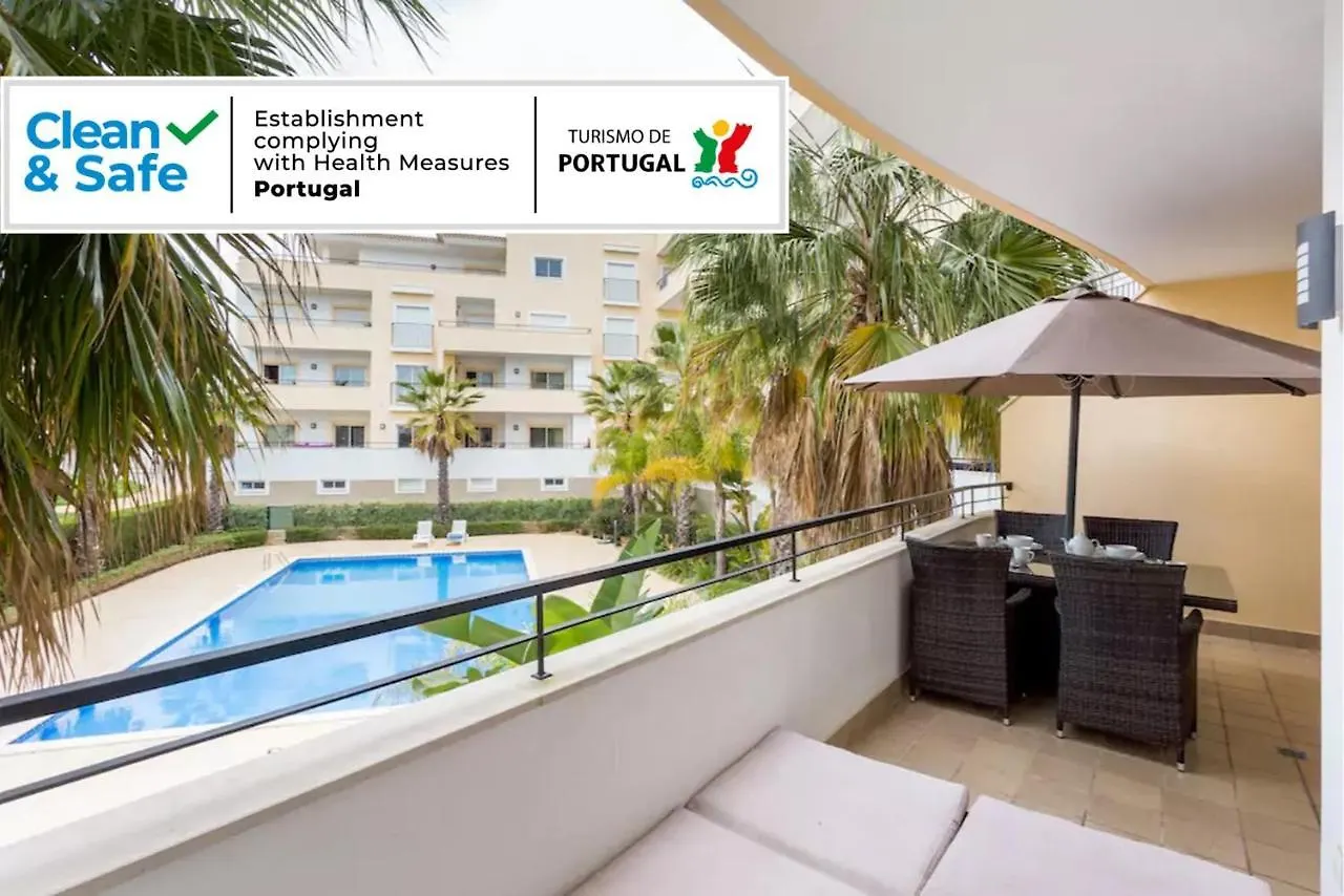 Spacious Apartment With Huge Terrace And Swimming Pool Lagos