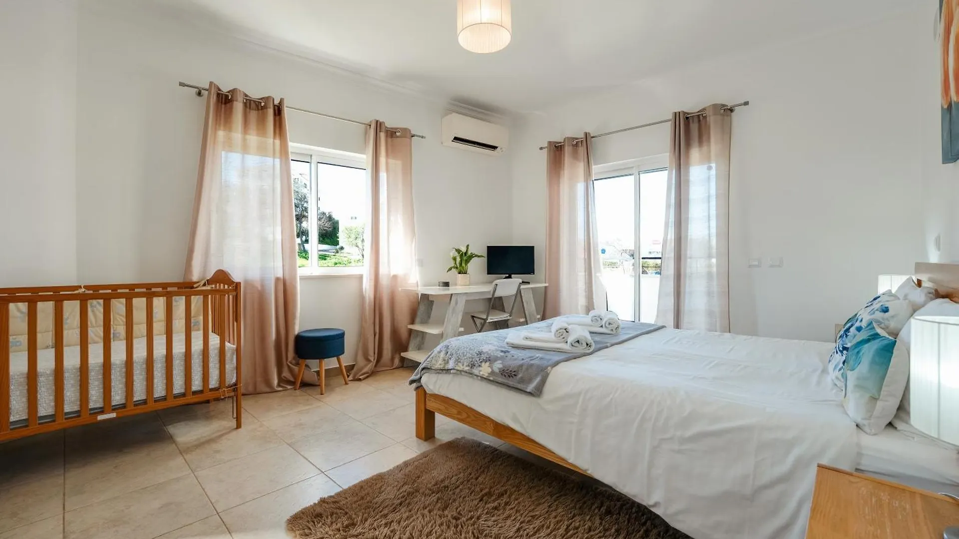 Spacious Apartment With Huge Terrace And Swimming Pool Lagos