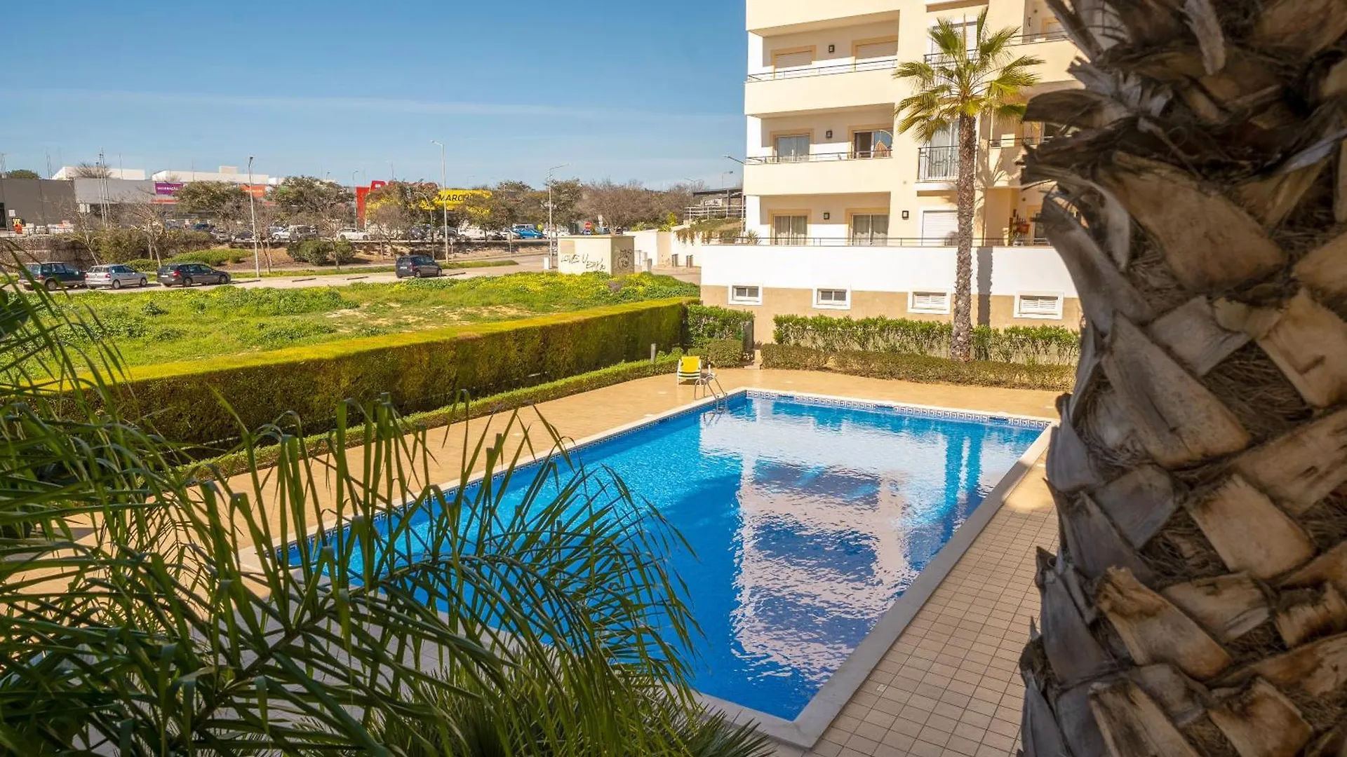 Spacious Apartment With Huge Terrace And Swimming Pool Lagos