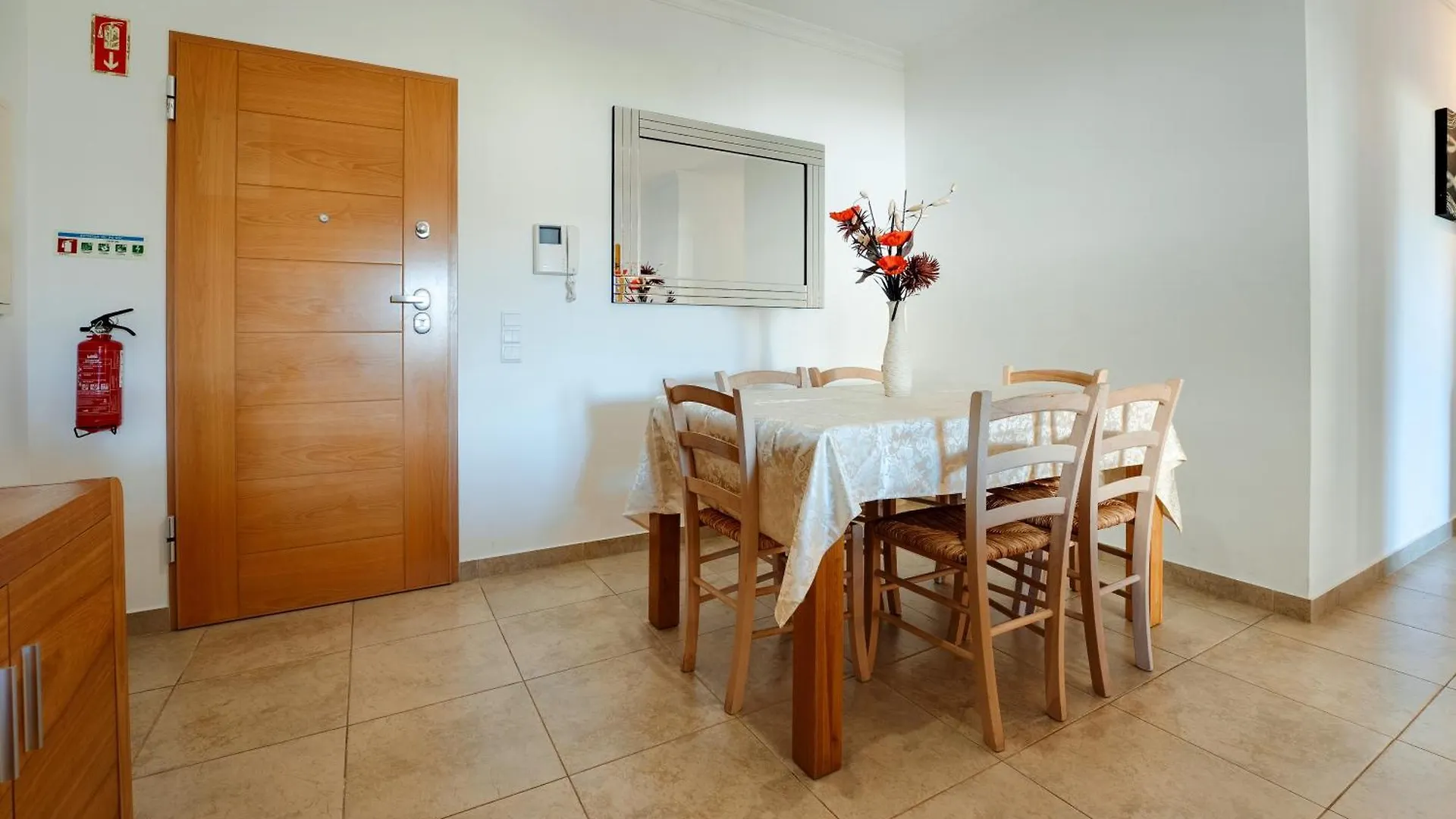 Spacious Apartment With Huge Terrace And Swimming Pool Lagos