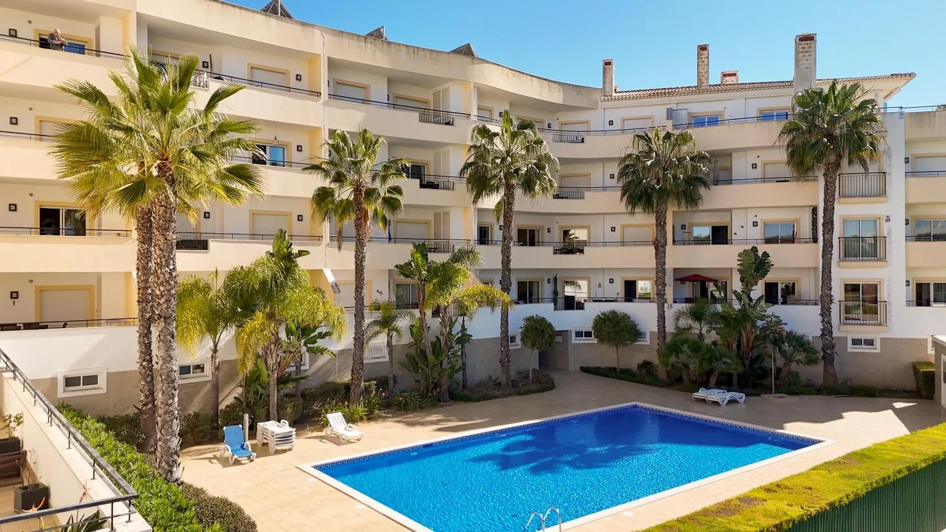 Spacious Apartment With Huge Terrace And Swimming Pool location