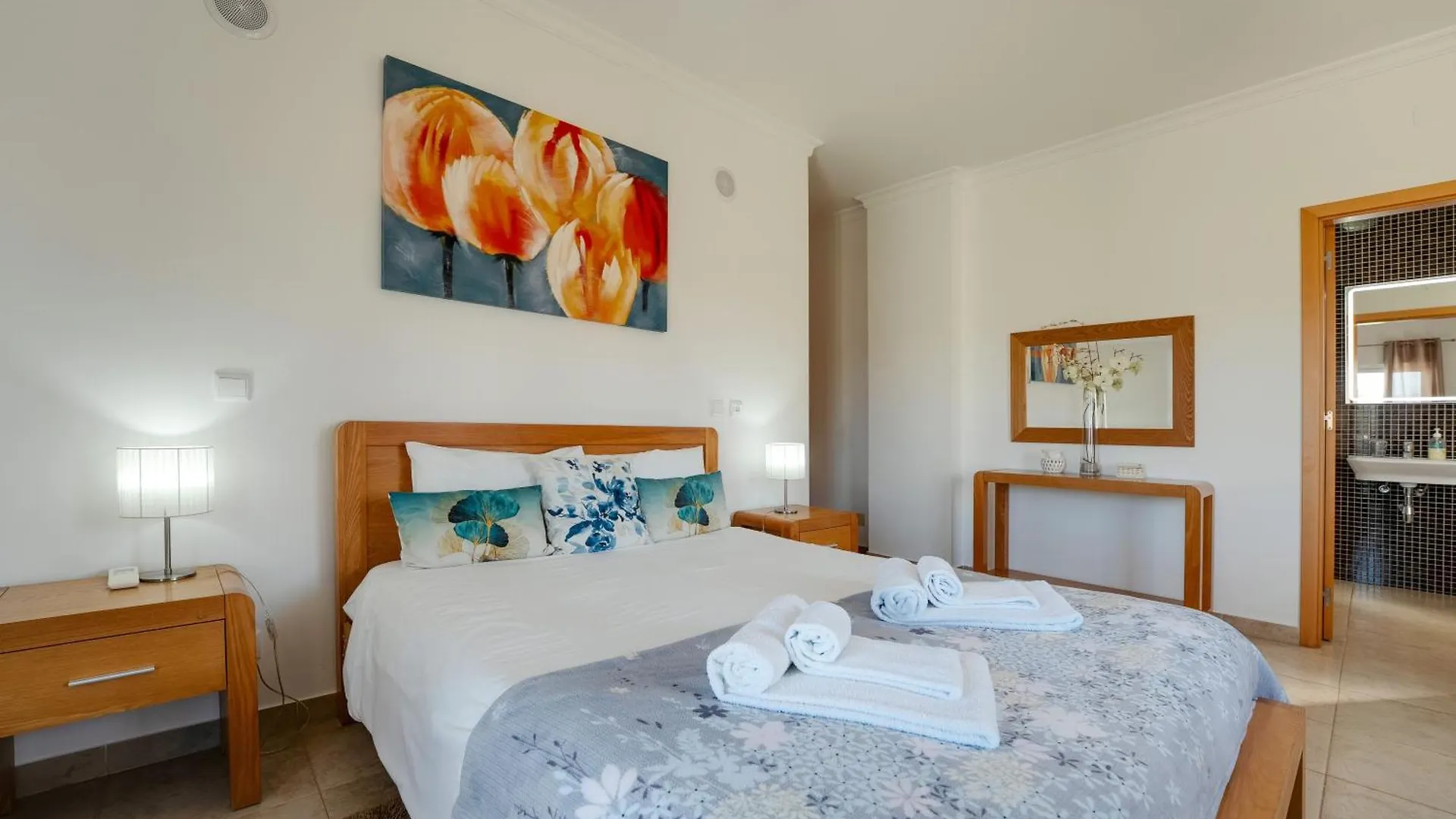 Spacious Apartment With Huge Terrace And Swimming Pool Lagos