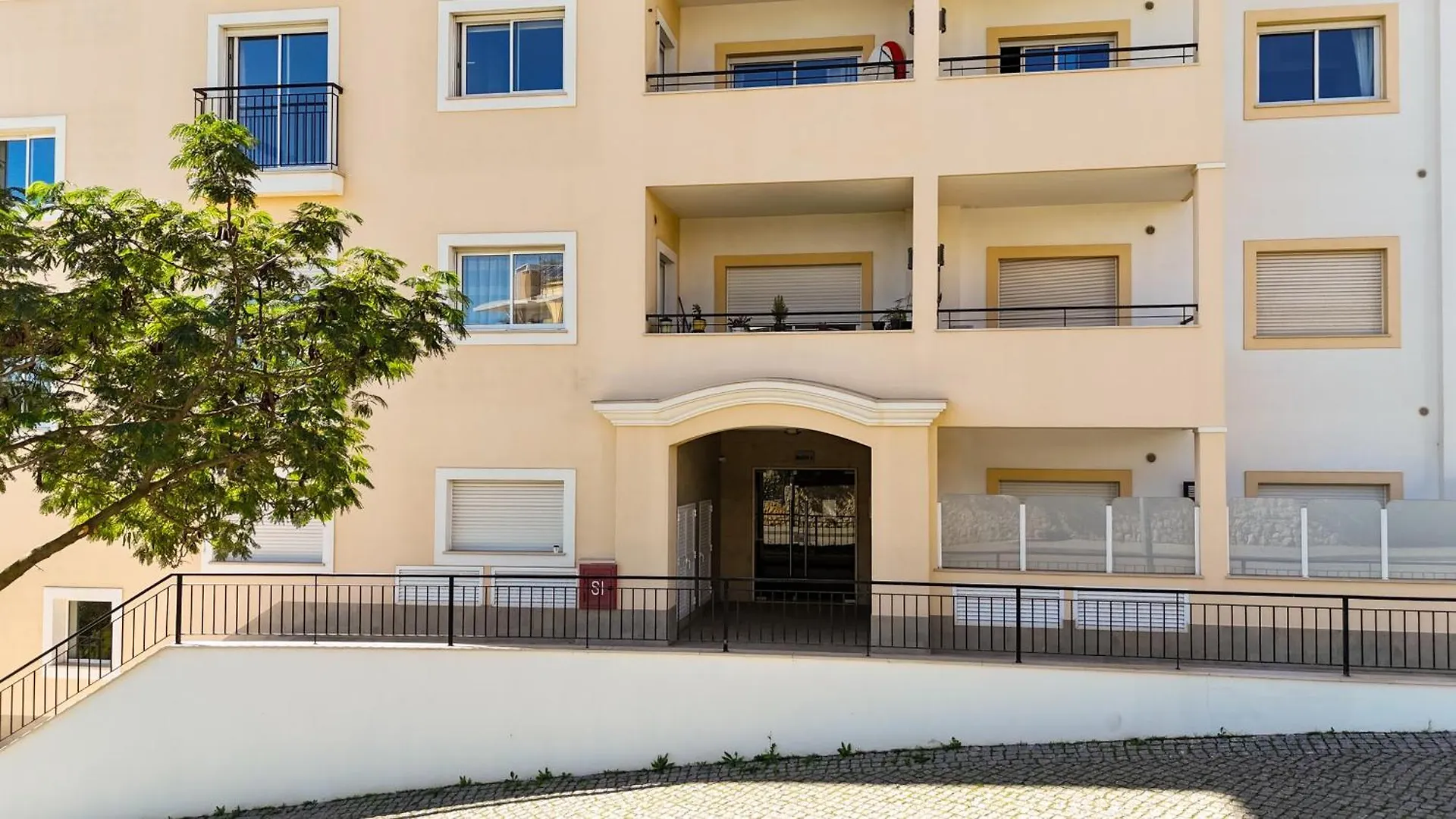 Spacious Apartment With Huge Terrace And Swimming Pool Lagos