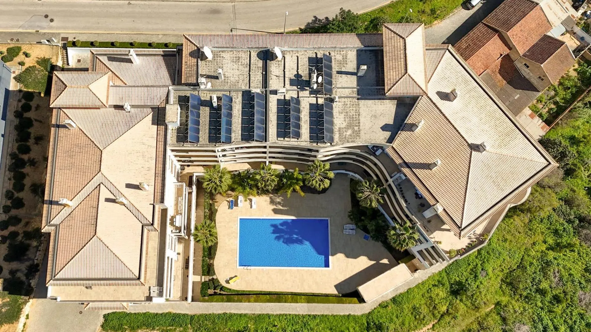 Spacious Apartment With Huge Terrace And Swimming Pool Lagos